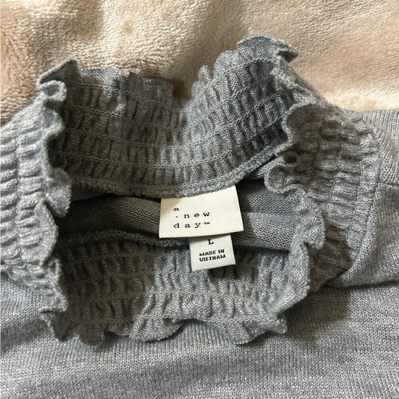 A New Day - size large, women’s gray sweater, gently used like NEW - Picture 2 of 3